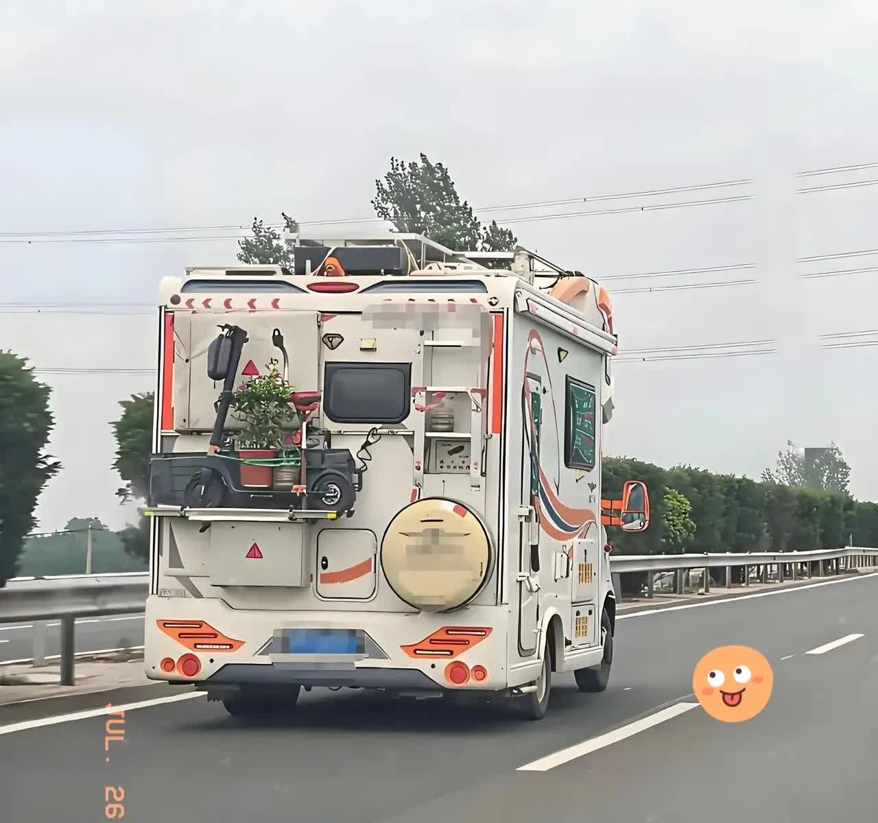 和老公自驾，远远瞅见一辆房车，当场看傻！这不就是我梦里的“移动小家”嘛！车尾挂着