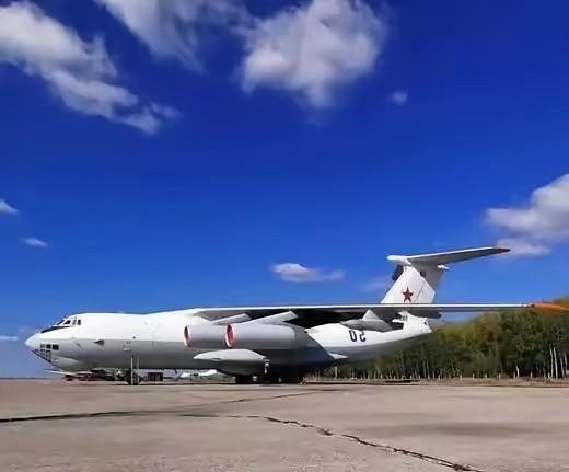 东方大国太聪明了：趁着俄罗斯武器滞销，一口气订购20架大飞机俄罗斯武器出口这