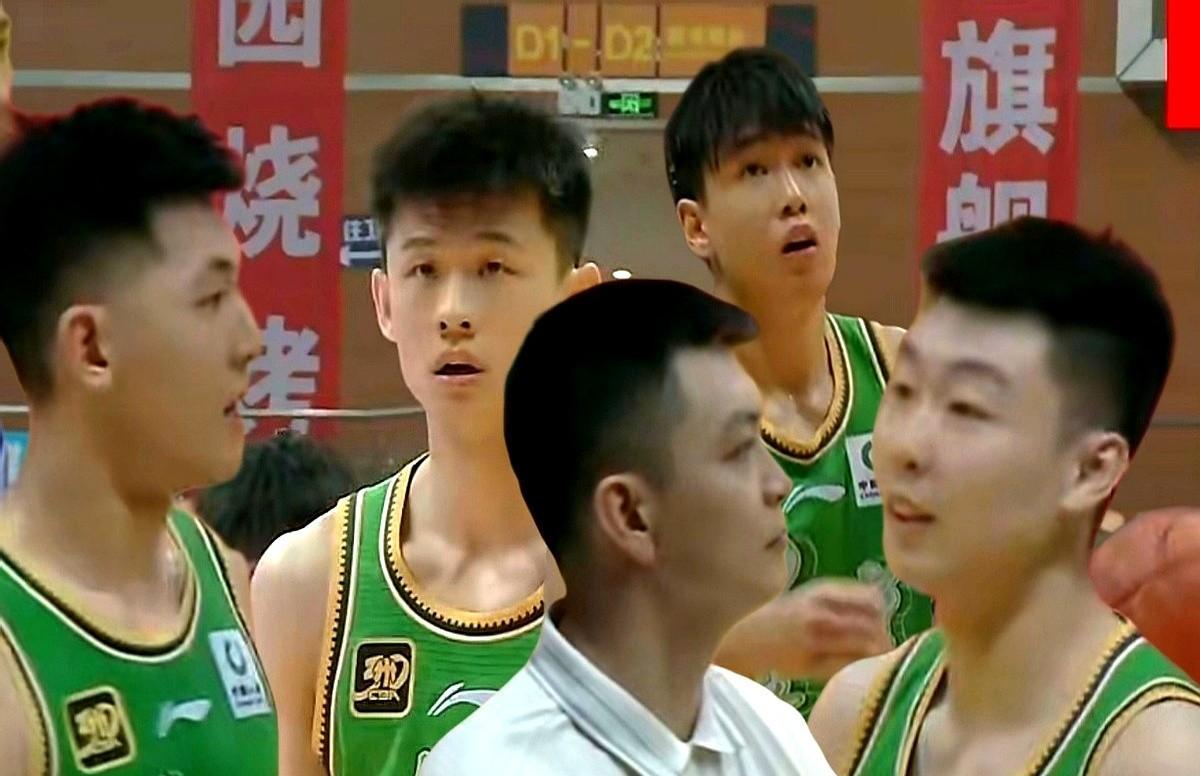 李虎翼注册了，球衣换了6号。没人再当他是个试训的毛头小子，教练组给他腾了位置，