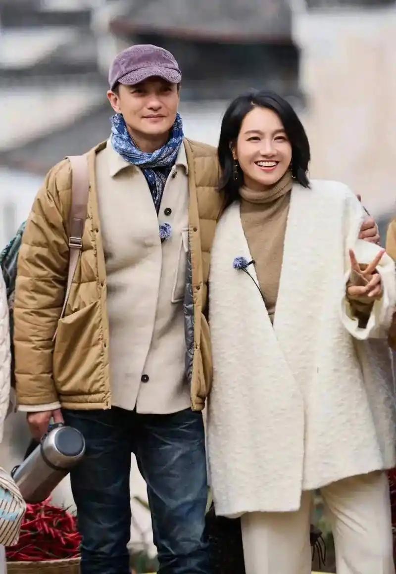 朱丹第一次去见周一围爸妈，肚子已经六个月。没领证，没办婚礼，连面都没见过。出发前