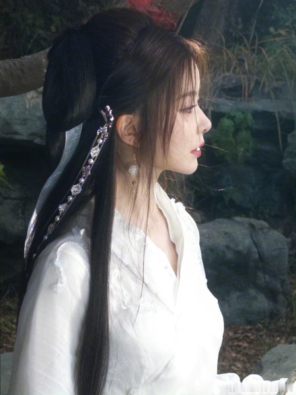 陈卓璇清冷古风美人谁能拒绝陈卓璇的清冷古风造型！白纱覆身墨发垂腰，逆光回头的瞬