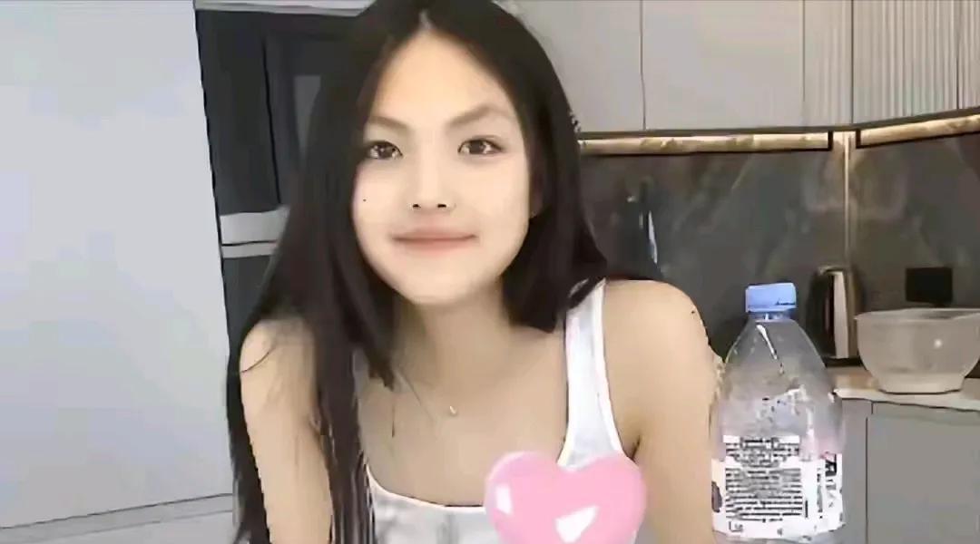 长大后我就成了你，青涩时期的李湘长发飘飘，现在的王诗龄也一样。有这样才华横溢的妈