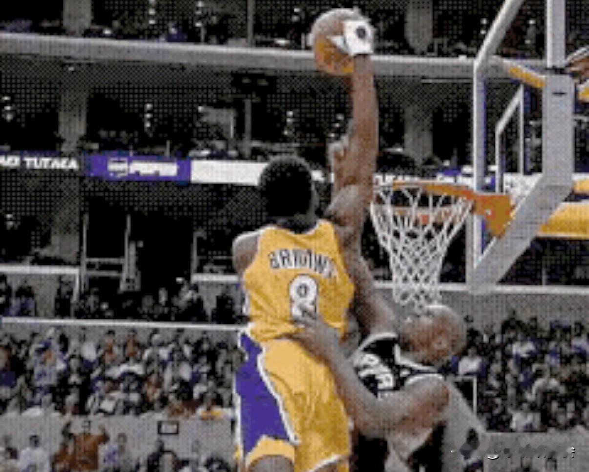 巅峰期的科比究竟能不能摸到NBA的篮板上沿？以下这个镜头让当年的球迷产生了一系列