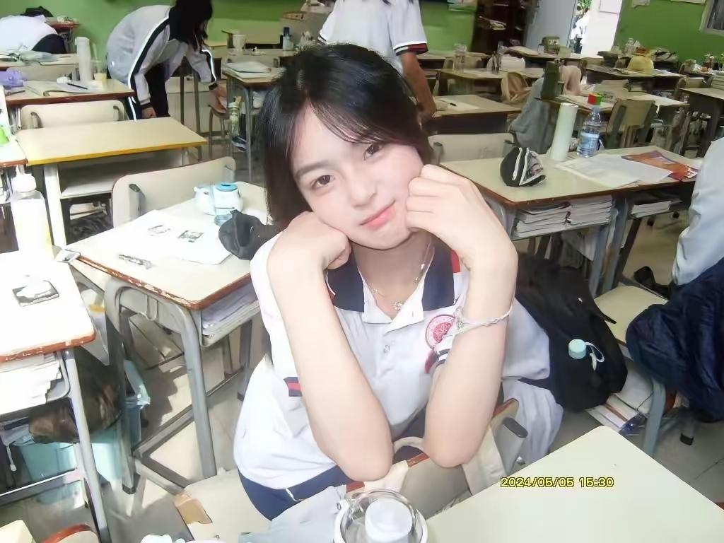 校服领口沾了初夏的风，教室课桌上的托腮，是青春里最软的那帧画面，连时间都慢成了课
