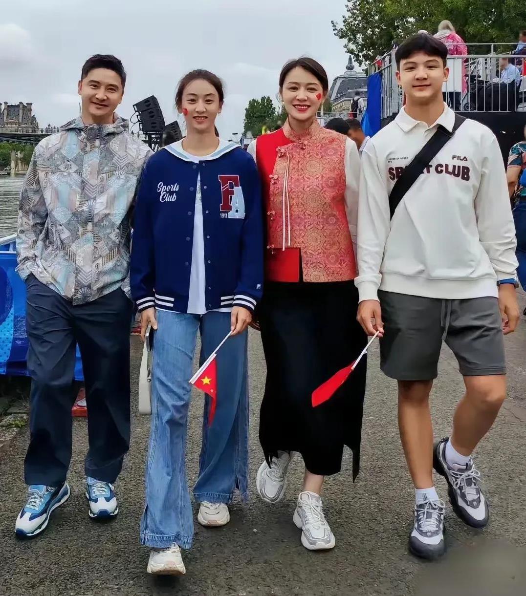 田亮一家真的很让人羡慕。儿子像田亮且个头更高，女儿森蝶女大十八变和叶一茜似双胞胎
