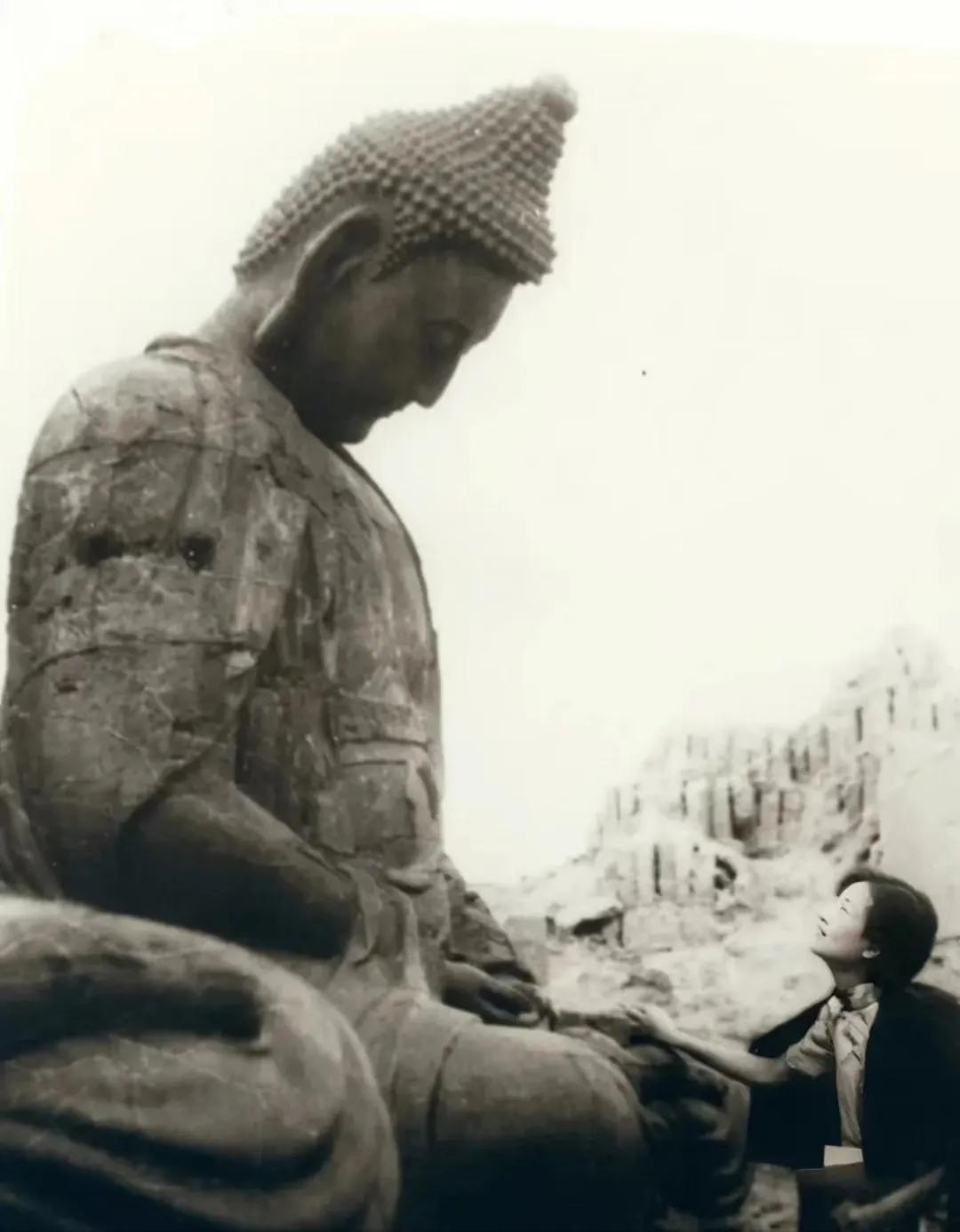 老照片：1934年，山西汾州小相村灵岩寺遗迹，林徽因凝视损毁的明代铁佛。