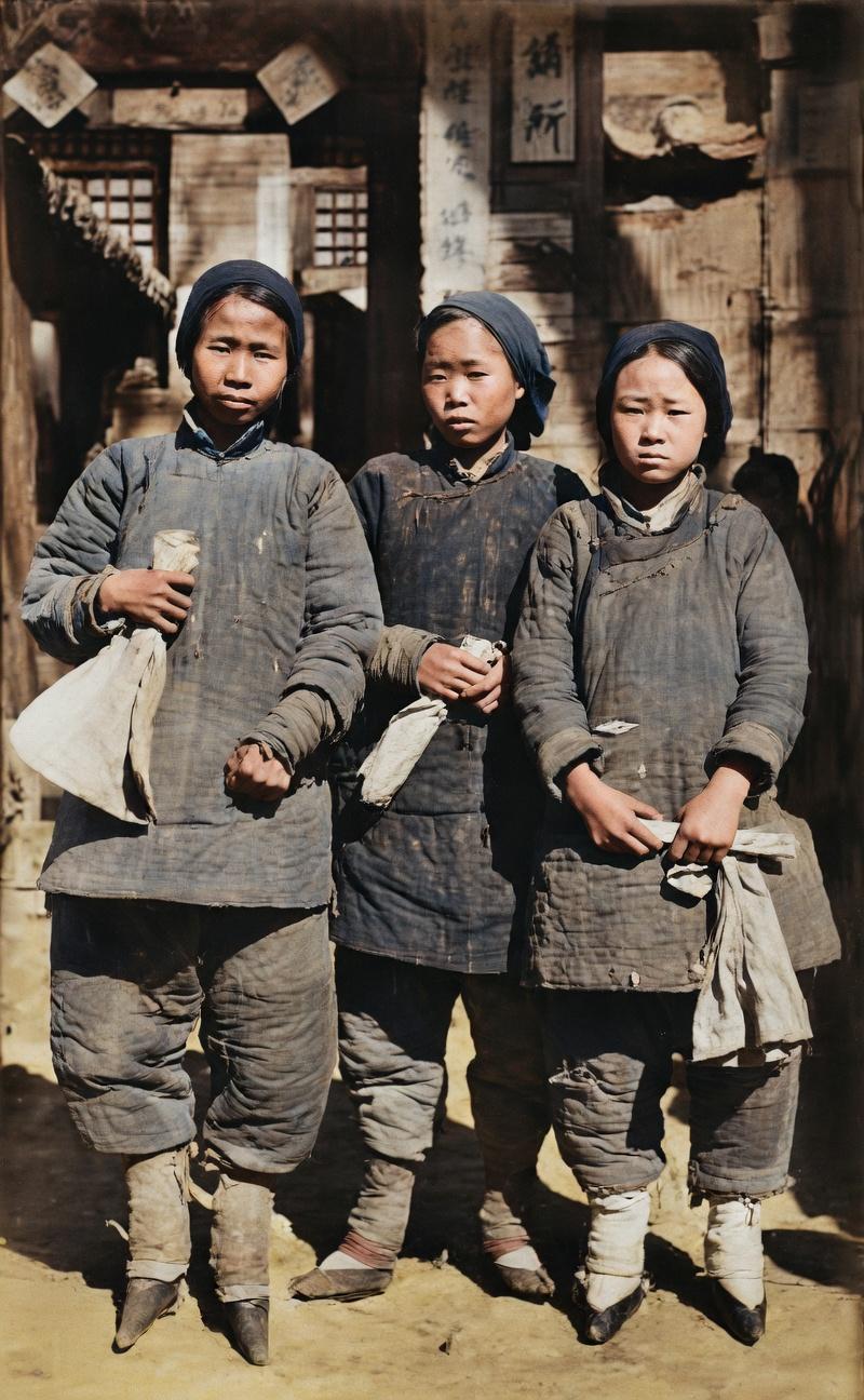 清末至民国初年，华北地区三名汉族年轻女性合影，三人都穿着厚重的粗布棉袄、扎腿棉裤