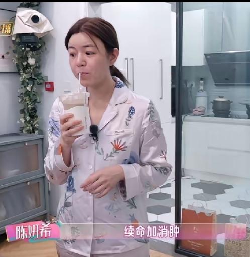 43岁的陈妍希减肥太狠了！！！她长期保持着每天只喝两杯咖啡，和一顿晚餐。而且