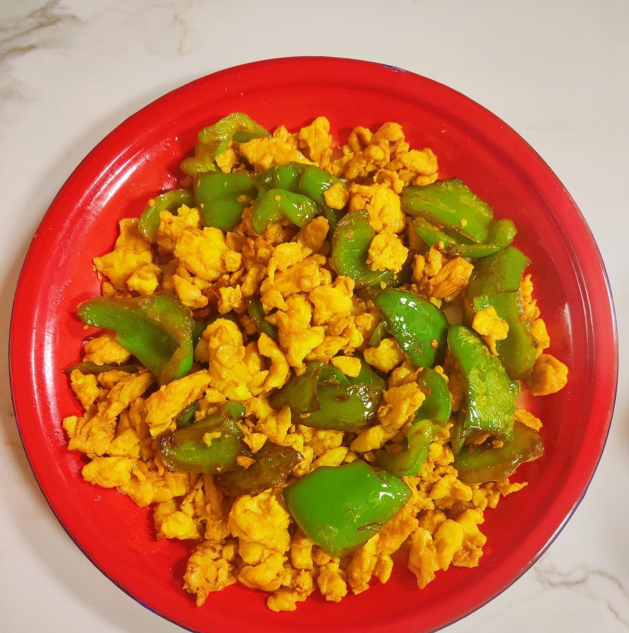炒了一份素菜，尖椒鸡蛋，3分钟出锅。长假里的小食刻，真好啊[爱心]