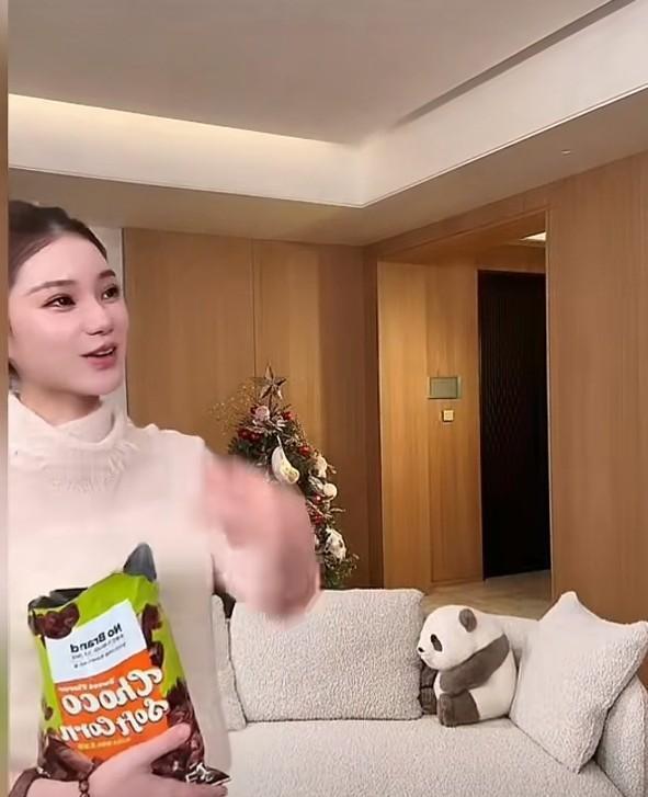 **别卖货。直接演连续剧。**马小梅伸手戳了戳乐乐的腰：“真没肚子？”