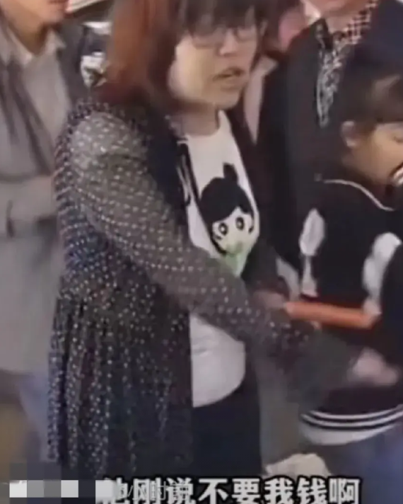 真是笑不活了！陕西一女子，在路边买烤肠，老板说，5元两根，一根3元。女子立刻