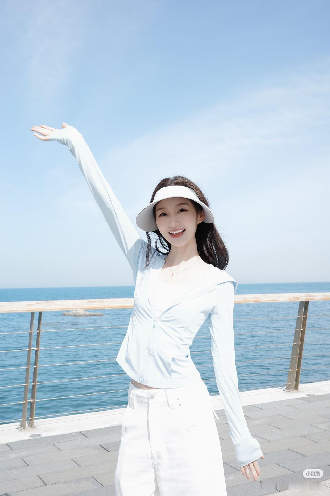 海风吹拂，笑语盈盈。