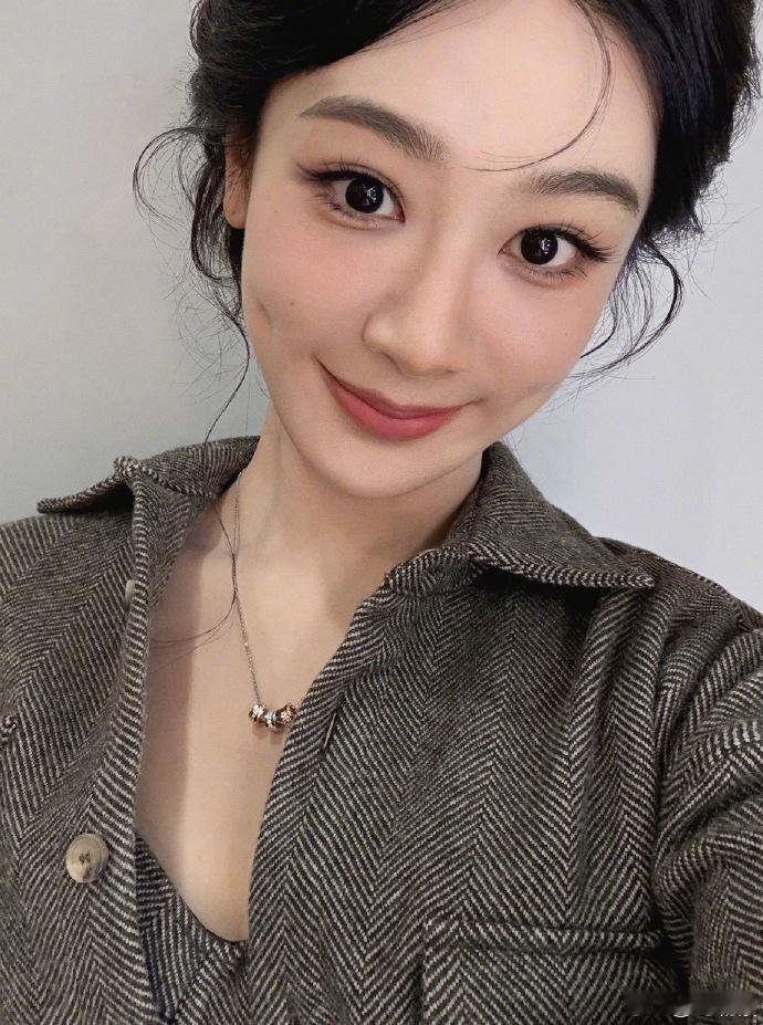 杨紫身着背心短裤现身，简约造型贴合季节特点，利落剪裁让整体穿搭既实用又不失时尚感