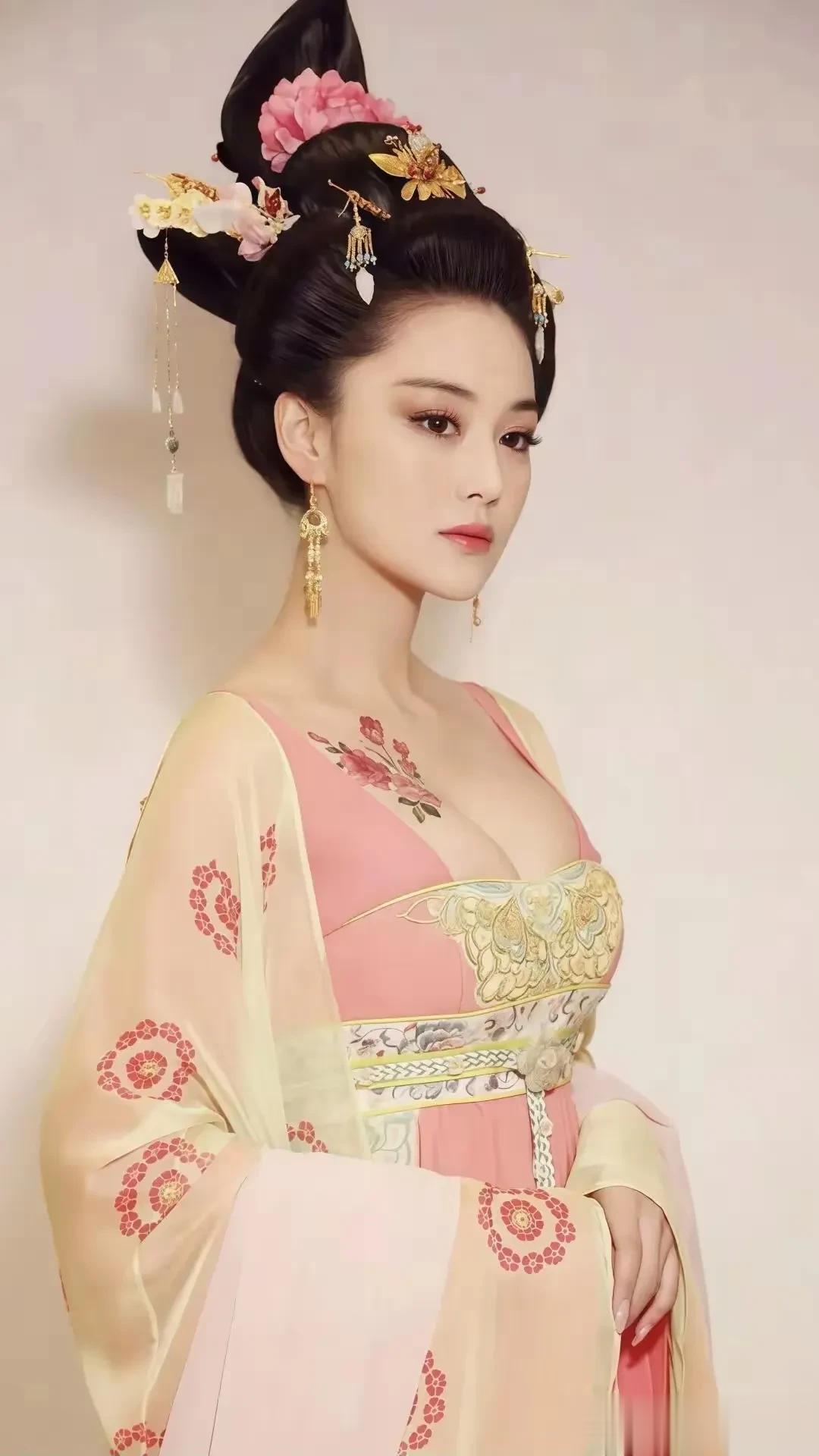 张馨予的好身材是圈内数一数二的，对于那些白幼瘦女星，她简直就是数值碾压的存在。