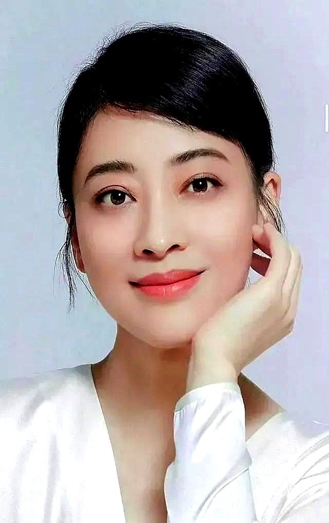 李乃文有回在剧组盒饭桌上突然拍大腿：哎你们知道媛媛当年多虎吗？半夜拍完戏饿急眼了