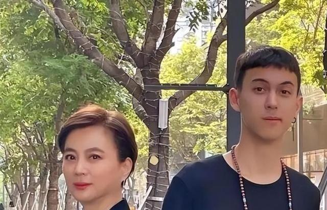 1997年，李玲玉嫁给犹太富豪杰瑞，新婚夜，李玲玉开玩笑地说：“你就不怕我嫁给你