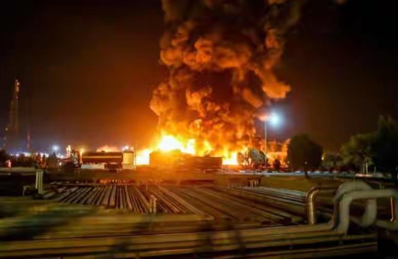 出大事了，日本钢铁厂被炸，高市或被迫下台，日本议员团请求访华这事可不是小打小