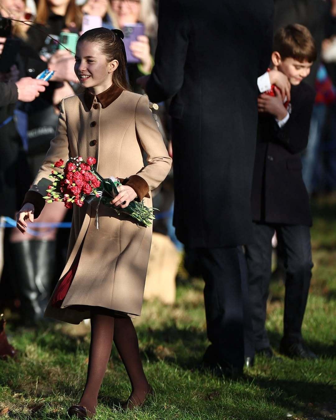 英国王室🇬🇧🎄12月25日，威尔士亲王威廉、威尔士王妃凯瑟琳、乔治王子、