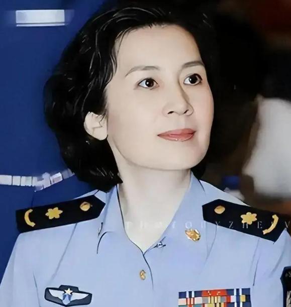 她25岁结婚，丈夫说“你演那些搂搂抱抱的戏，我脸上挂不住”。她演了八年贤妻，最后