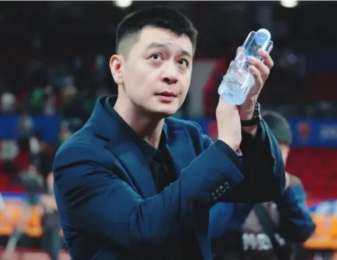 老友相聚气氛融洽，杨鸣与辽篮毫无隔阂近期杨鸣主动邀约辽篮一众旧友聚餐，席间