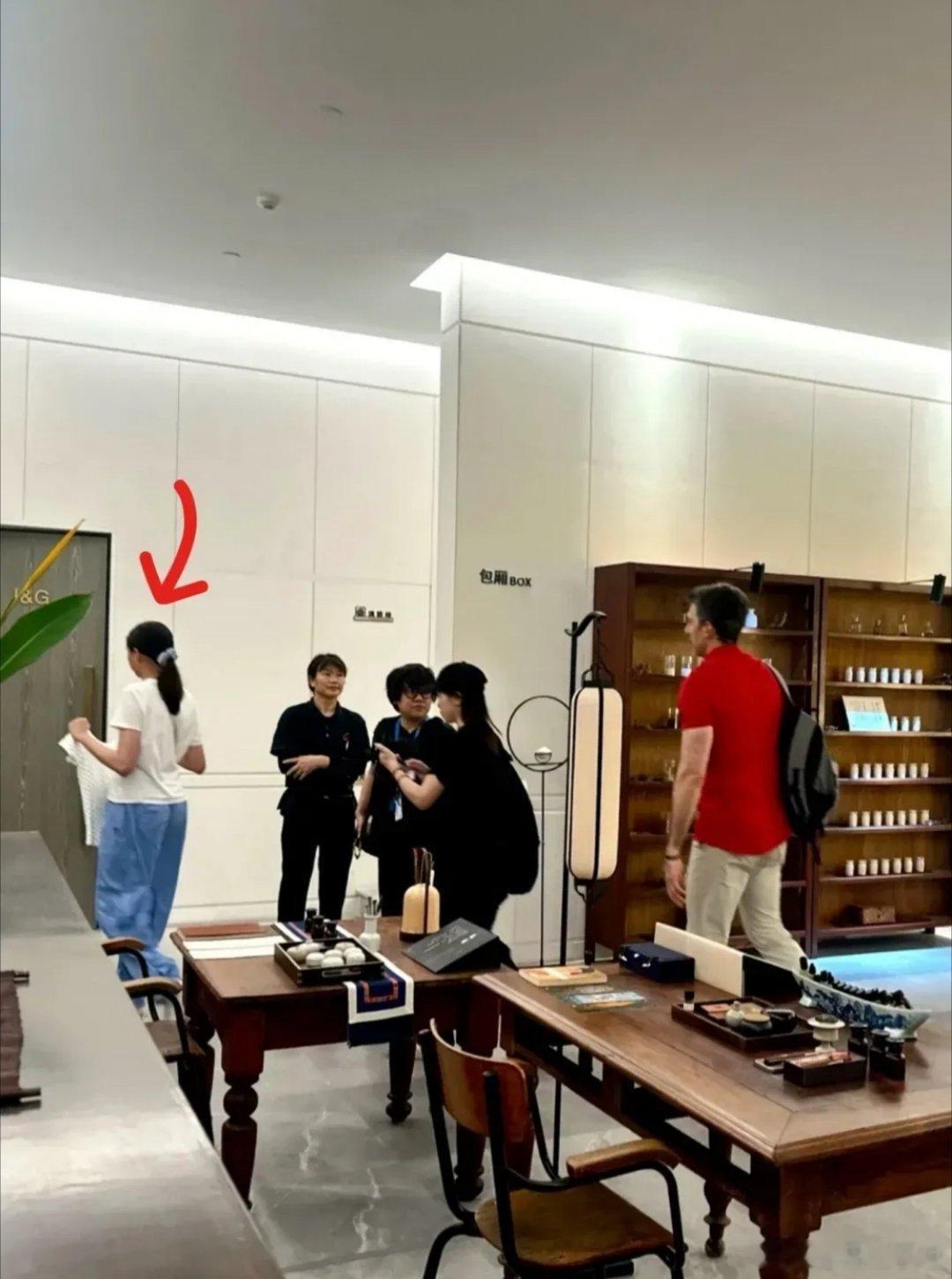 梁咏琪现身上海首次出演话剧，老公和女儿到现场支持，她11岁的女儿身高惊人啊，估摸