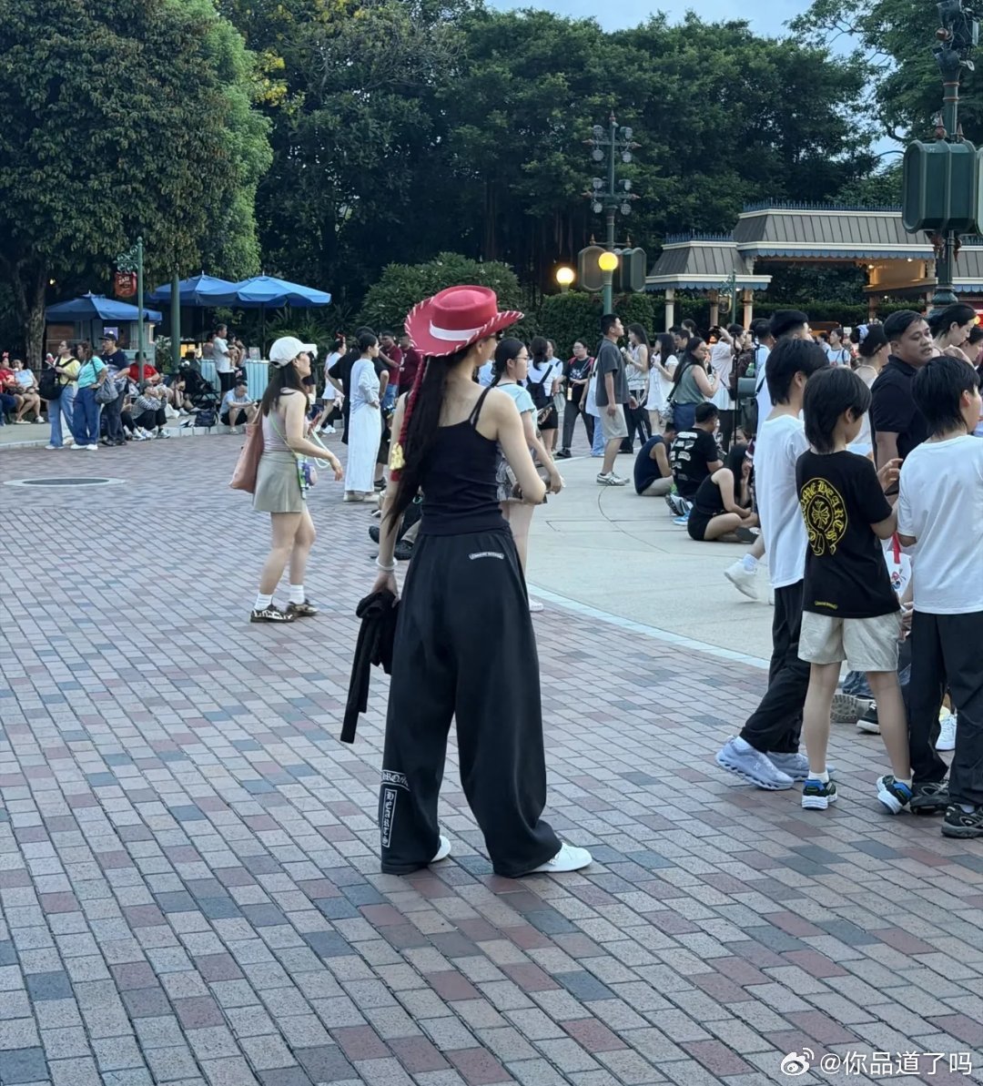 Angelababy带小海绵在港迪玩了一天，玩到天黑才回家！不得不说，每个家长，