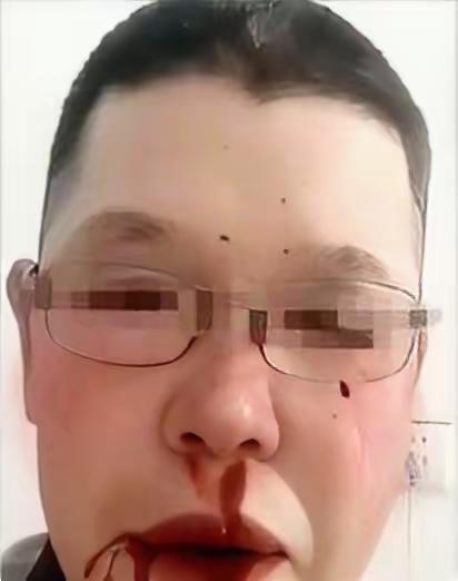 同事小美跑过来拍我肩膀：“哥，上次你帮我改的那个方案，客户直接拍板通过了！我晚上