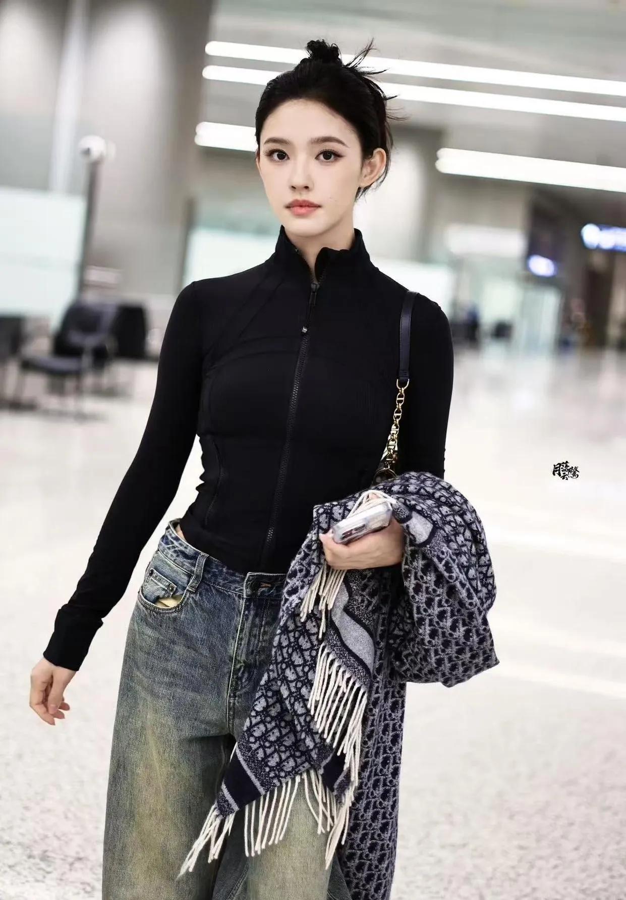 林允机场私服太会搭，辣妹风拿捏得死死的林允的机场私服又美出新高度了！黑色修