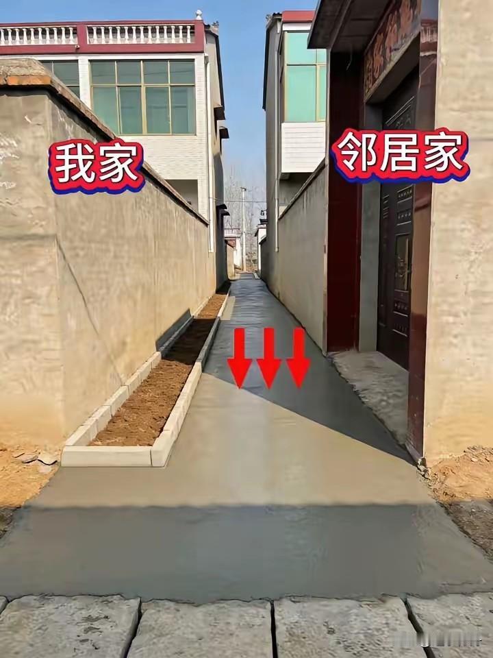 做人真的不能太自私，这个网友和邻居一起把两家中间的路修成水泥地改善出行。这原本是