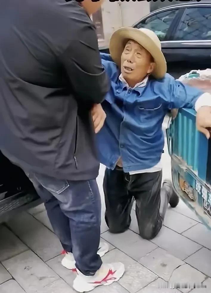 生活不易，一位70岁左右的大爷，骑着电动车，拉了两筐鸡蛋去城里卖，刚进城一会，电