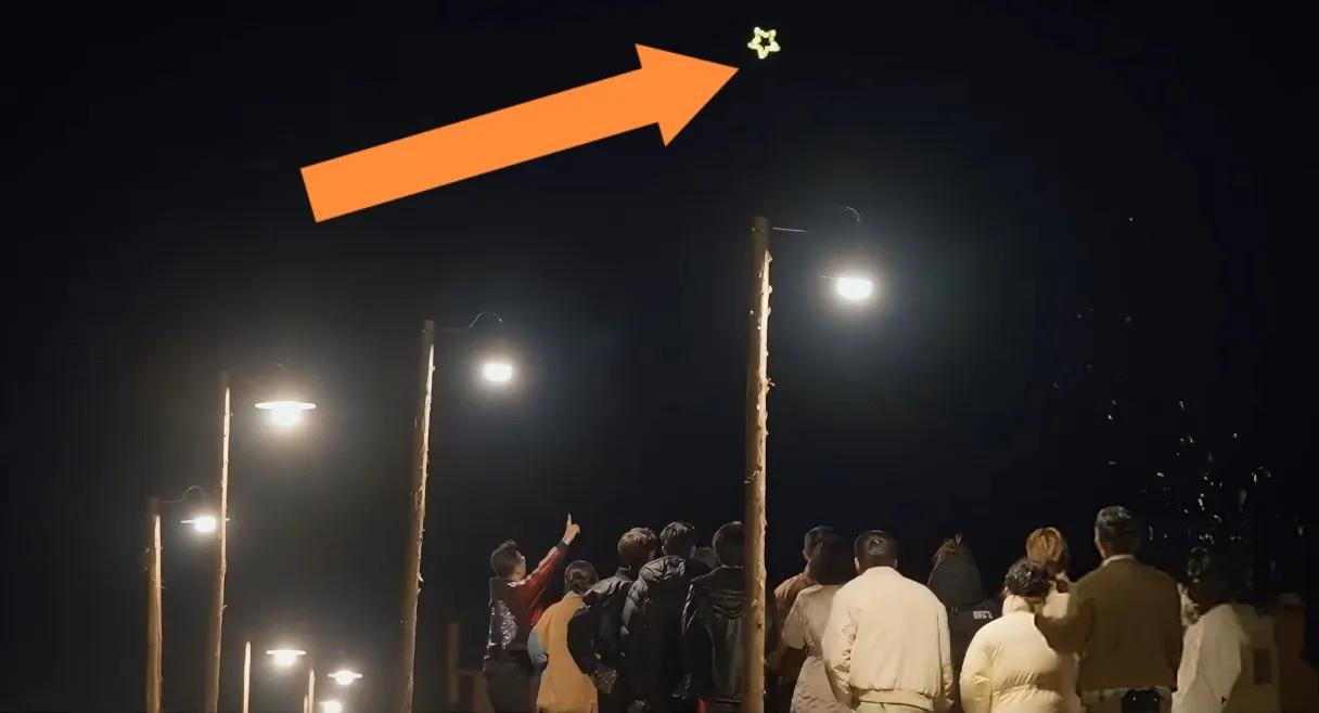 汪峰当初无人机给章子怡送求婚钻戒，今天无人机给宁静送“金星”宁静看着天上的“