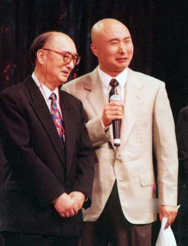 演员陈佩斯说，五六十年代，父亲月工资250元，五块钱就能办一桌有酒有肉的酒席，家