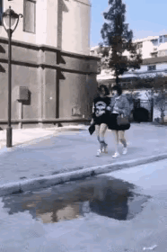 看的我都心紧了一下，为啥不像第一个女孩子迈过去？为啥呀！