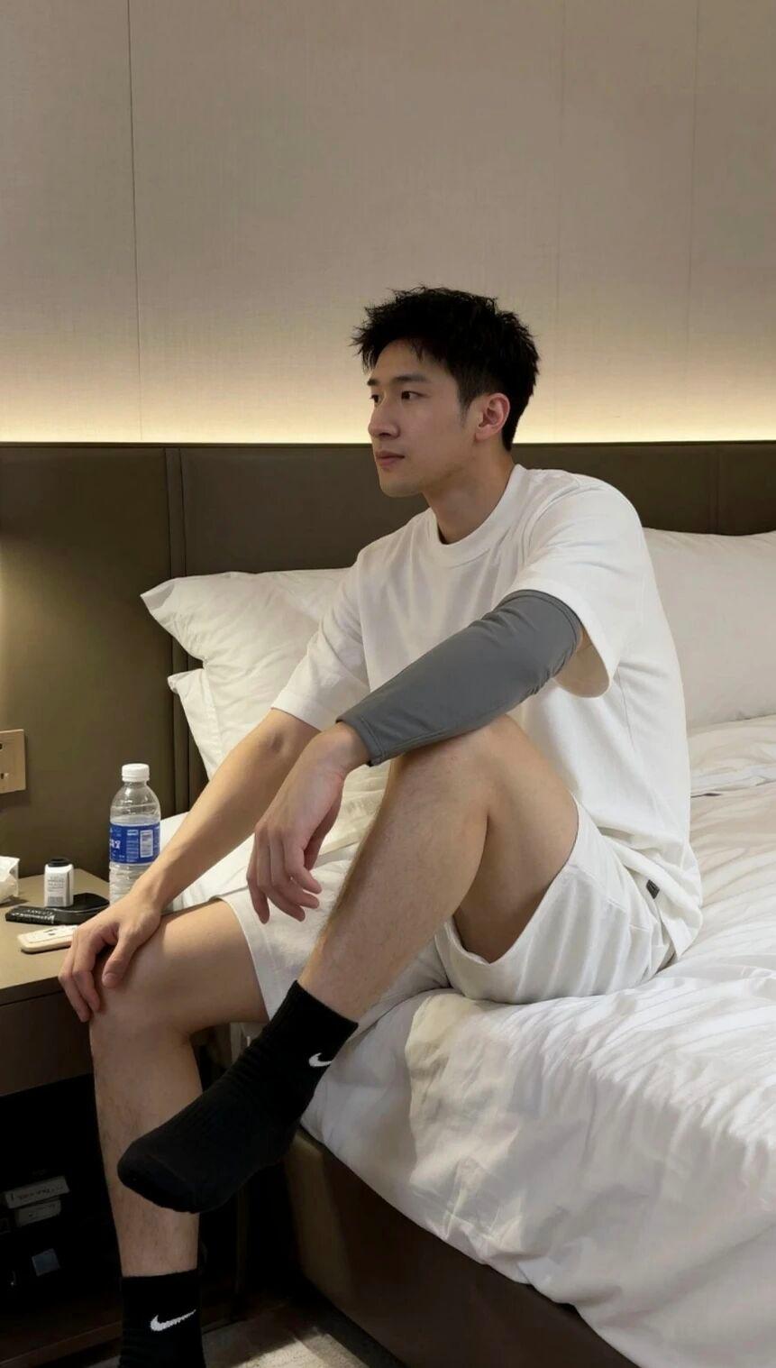 看完不笑算我输。有位妈妈辅导儿子用打乱顺序的词语组句，这些词语是：妈妈，看，趴在