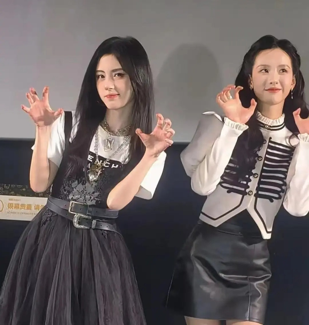 看到网友说陈都灵让妆了，我怎么感觉是衣服的问题。