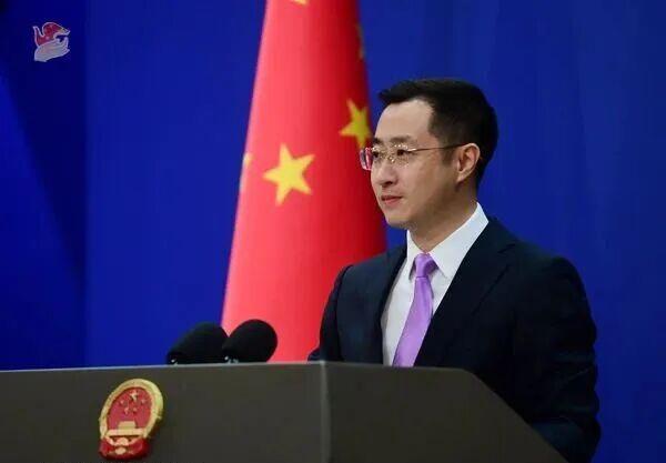 特朗普前脚抛出一堆“解密情报”，中国外交部后脚就把球踢了回去！干净、利落，没留