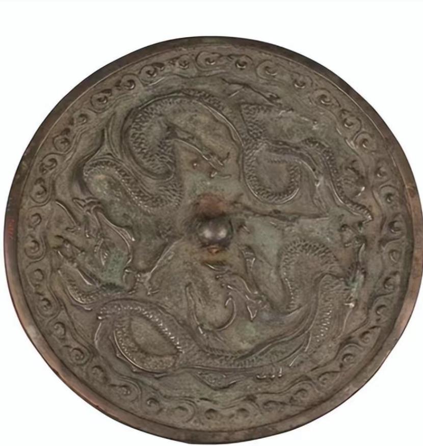 1984年，四川一位老伯到一农妇家里讨水喝，在农妇进门为他取水时。太阳把土路