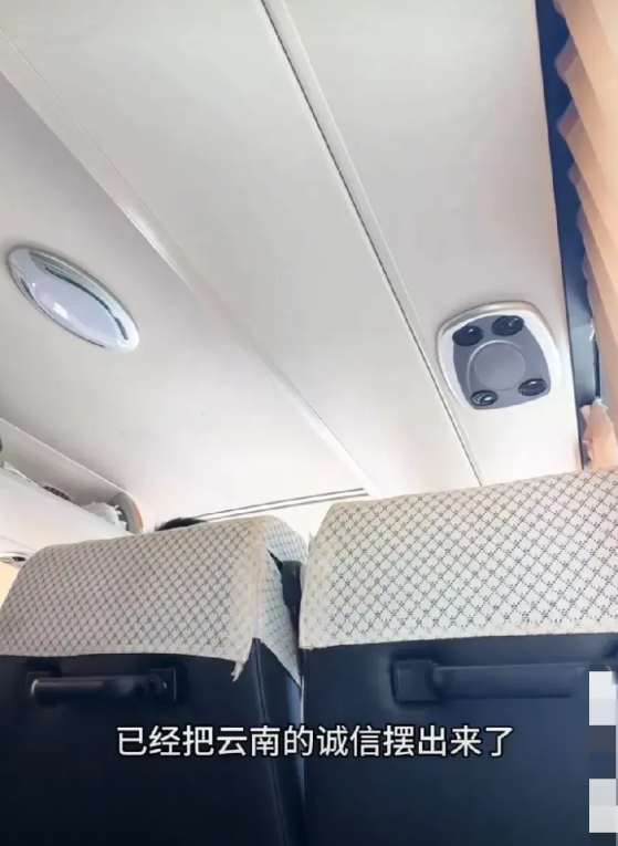 云南，游客一家三口花一万多报团旅游，导游要求游客进购物店起争执，导游怼乘客道：“