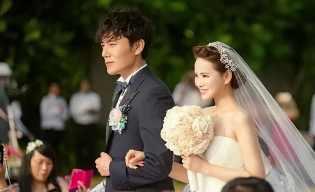 2015年，伊能静二婚嫁给了小10岁的秦昊，本以为秦妈妈会反对，但婚后却对她视如