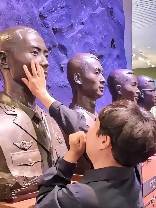 这世上最让人绷不住的，不是炮火硝烟，而是母亲突然停在雕像前的那一秒。5月9日