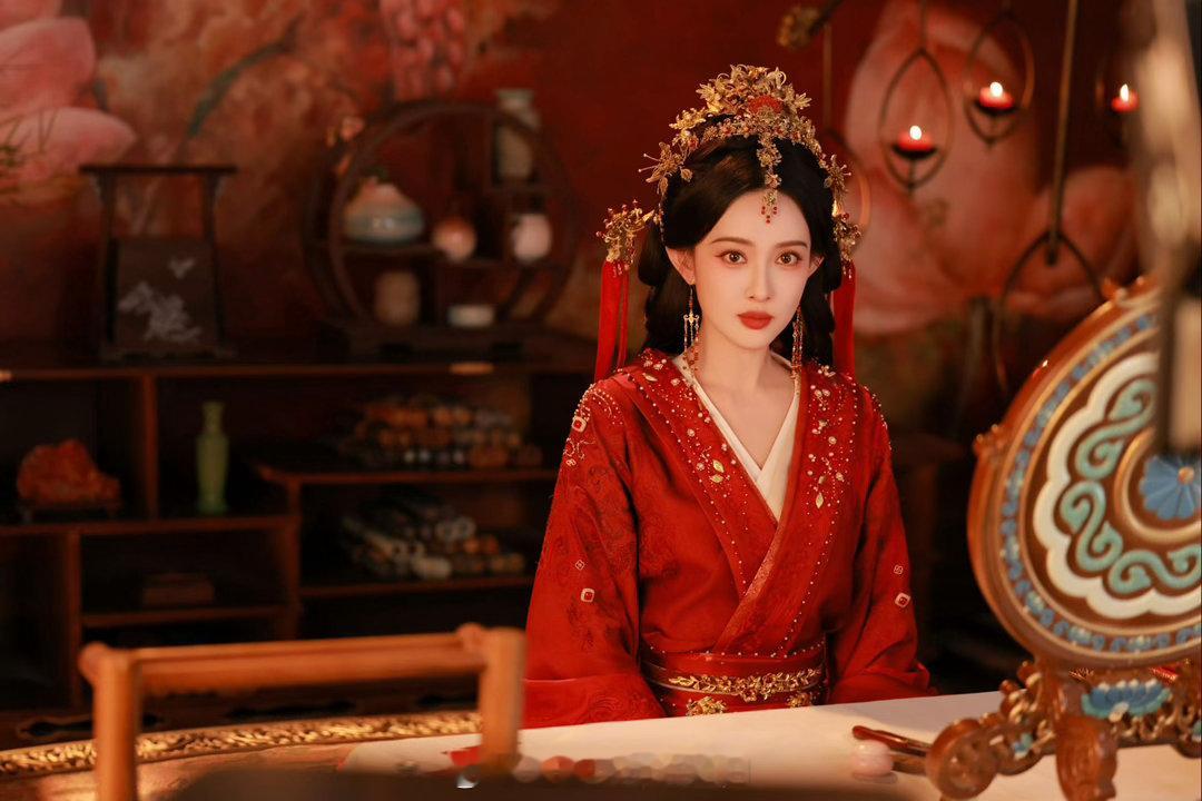 孟子义新婚造型百花杀浓颜和红色果然是顶配组合，孟子义穿上这套婚服气场全开，华丽