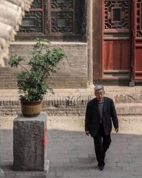 1997年，48岁的耿保国不顾妻子反对，借遍亲朋好友又咬牙贷款几十万，终于凑够了