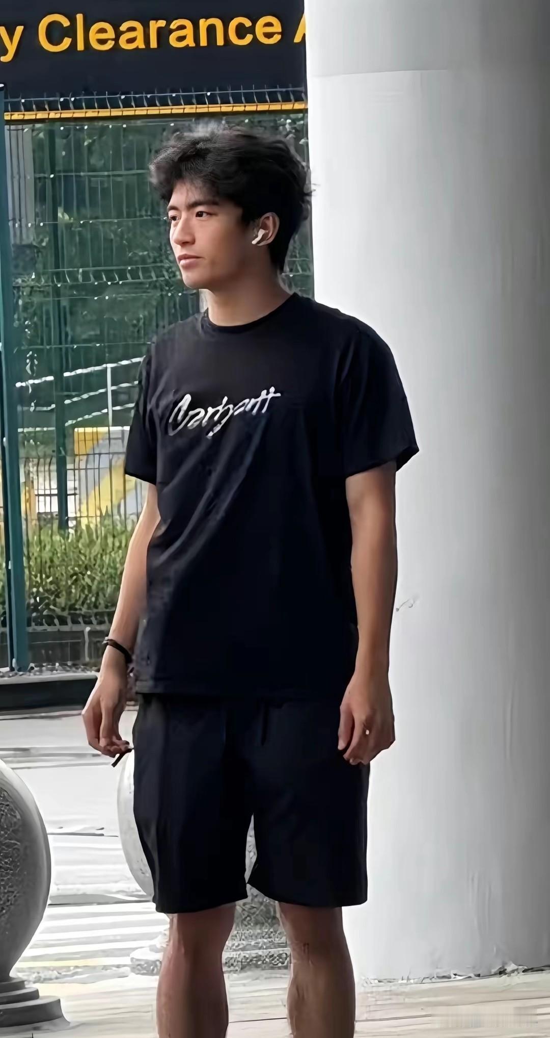 近日，有网友在深圳口岸偶遇张柏芝的大儿子谢振轩。真人看着朝气满满，身形高挑挺拔，