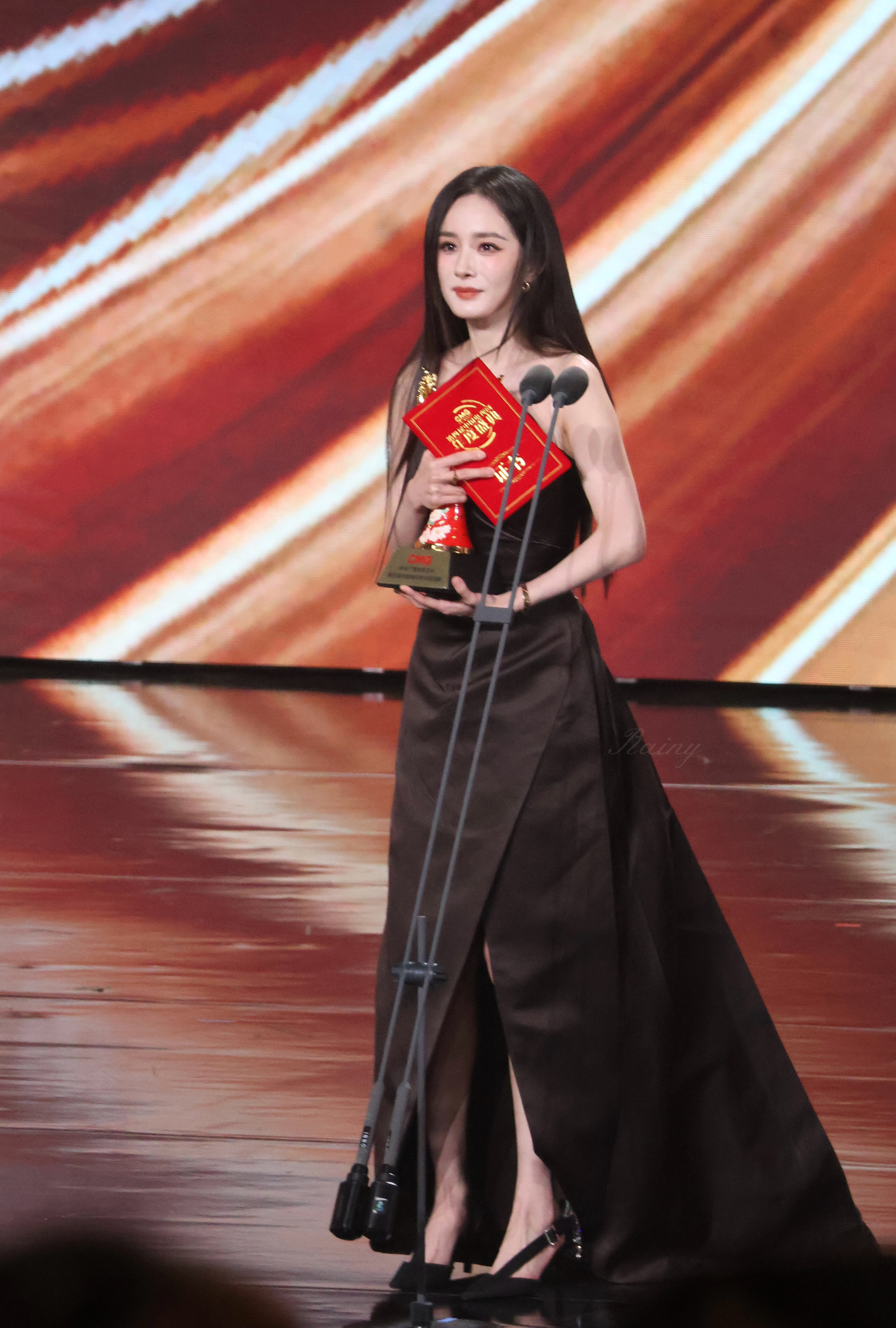 CMG第四届中国电视剧年度盛典年度女演员：杨幂Prada定制造型为代言人加