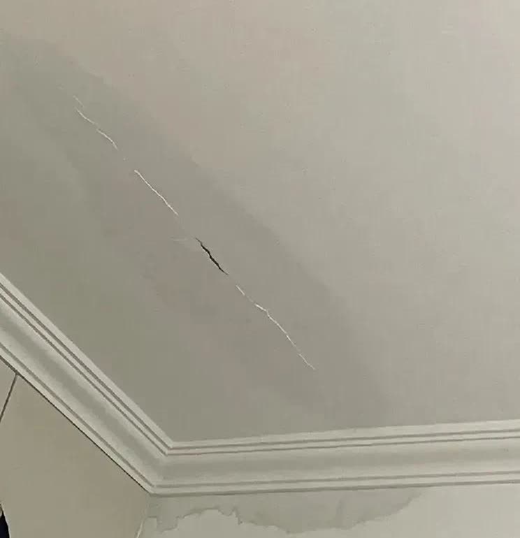 广东，一名男子的卧室天花板渗水了，已经持续了将近两周时间，墙面涂料开始大面积起皮