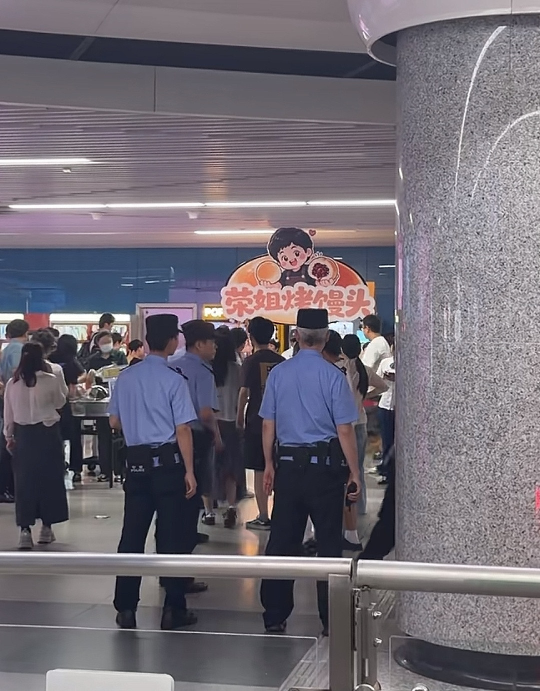 青岛地铁好牛啊，上次这个姐姐在地铁上卖烤馒头火了。青岛地铁竟然直接给她在地铁站搞