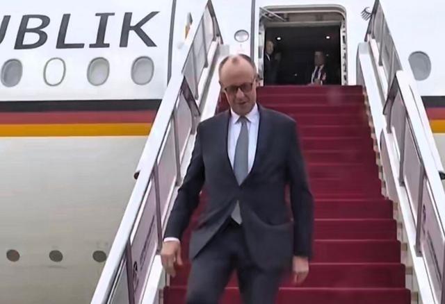 大家发现没有？德国总理访华和英国首相访华的感觉完全不一样，英国首相来一趟，锣鼓喧