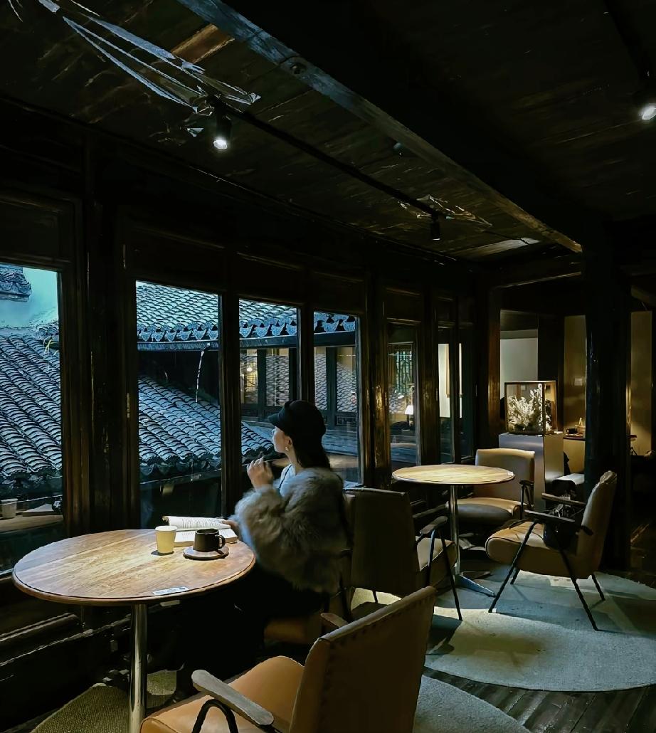 一个社会学家说：“男人最重要的是财商，女人最重要的是性商。男人开十万的车，副驾