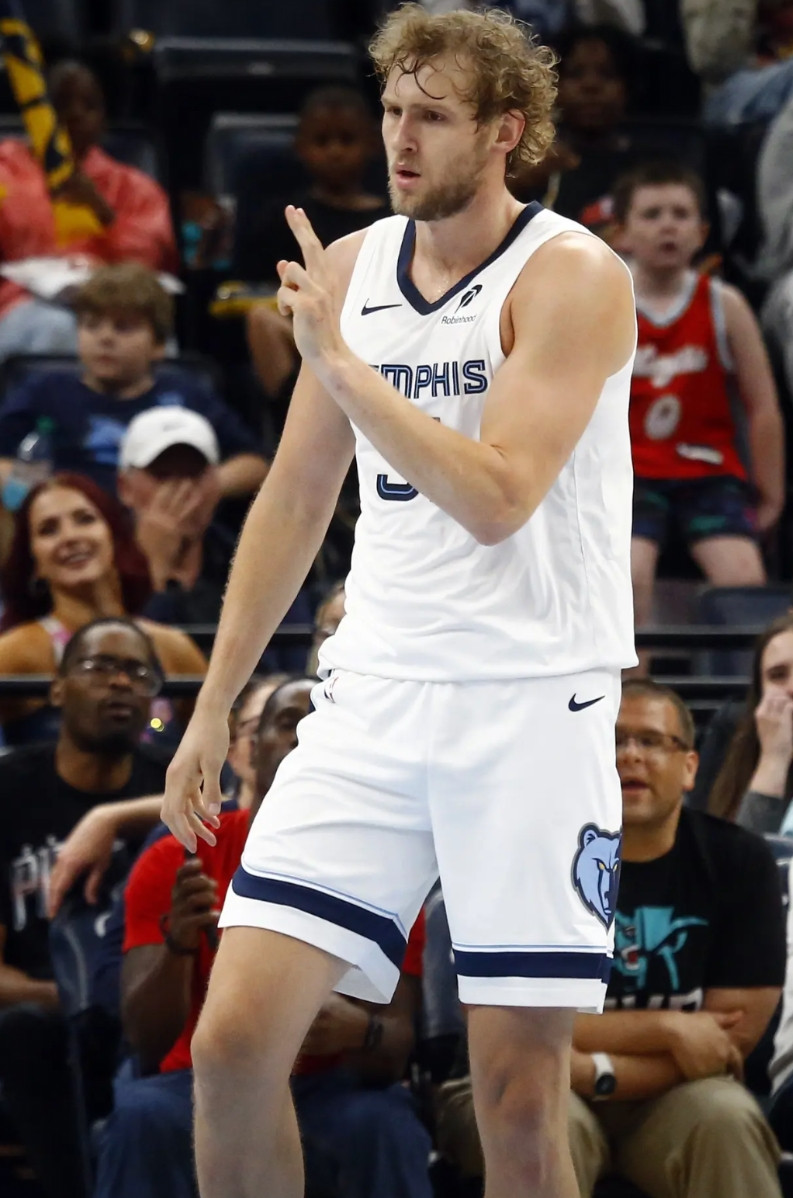 火箭队放弃兰代尔，选择卡佩拉，简直就是错误的选择：1，年龄：兰代尔30岁，卡