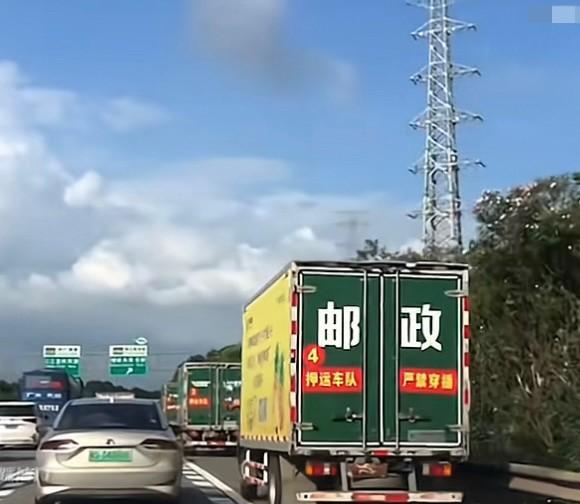 这几天，如果你在路上碰见了这支车队，啥都不用问，直接躲一边去就行了，此刻他们的路